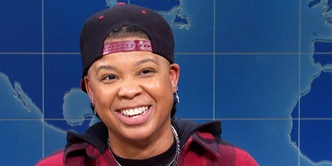 پانکی جانسون در حال لبخند زدن در بخش Weekend Update برنامه SNL؛ سختی های اخراج از SNL.