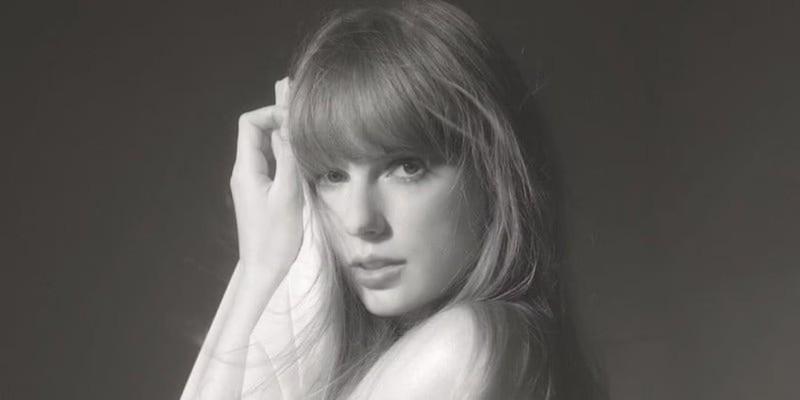 تصویر آلبوم Taylor Swift The Tortured Poets Department با تیلور سوئیفت که پارچه ای رو جلوی صورتش گرفته - بررسی بخش Tortured Poets Department Eras Tour