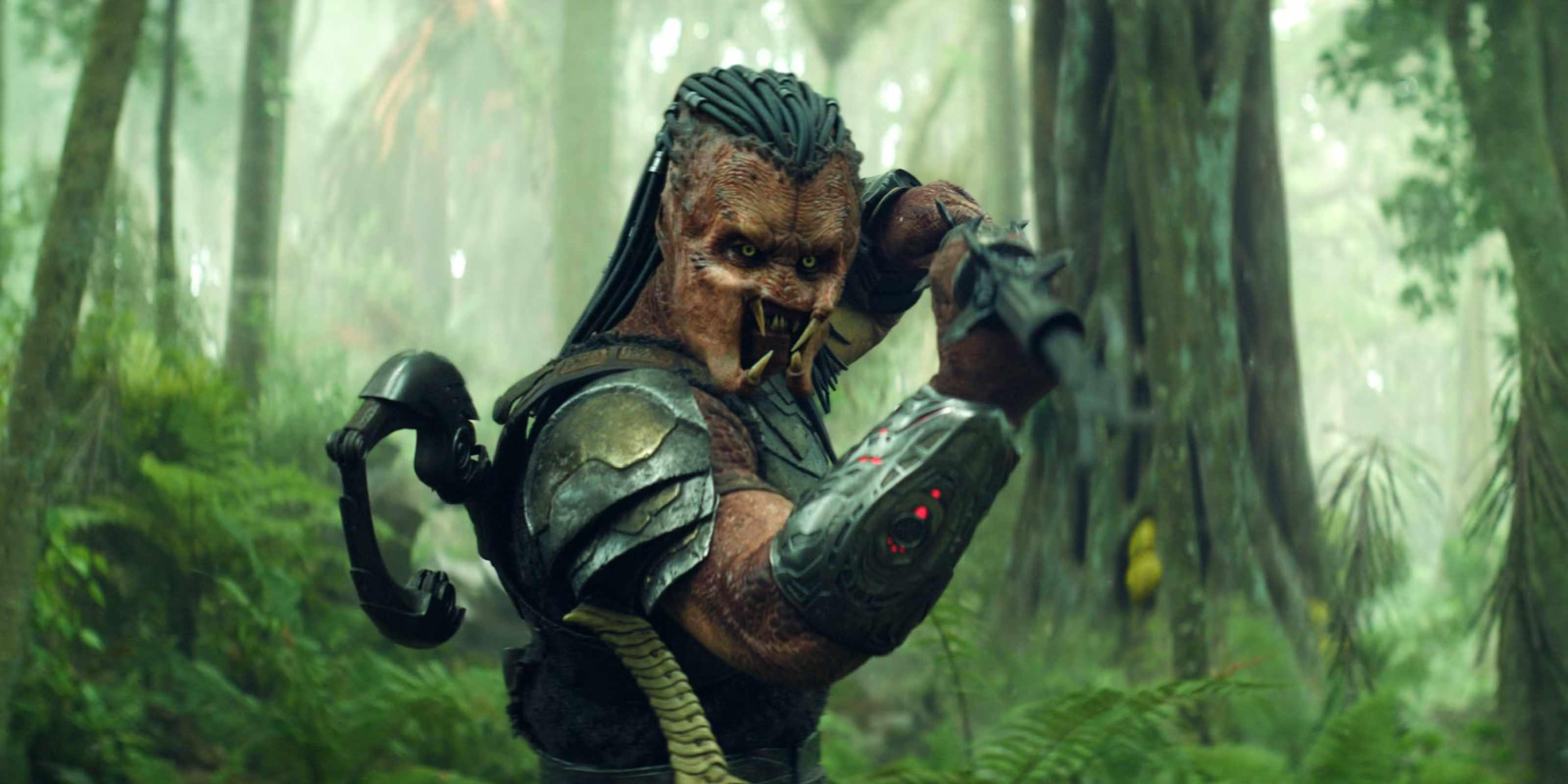 دِک (Dek) در جنگلِ Predator: Badlands خط زمانی سلاحی شبیه به گرز نگه  داشته است.