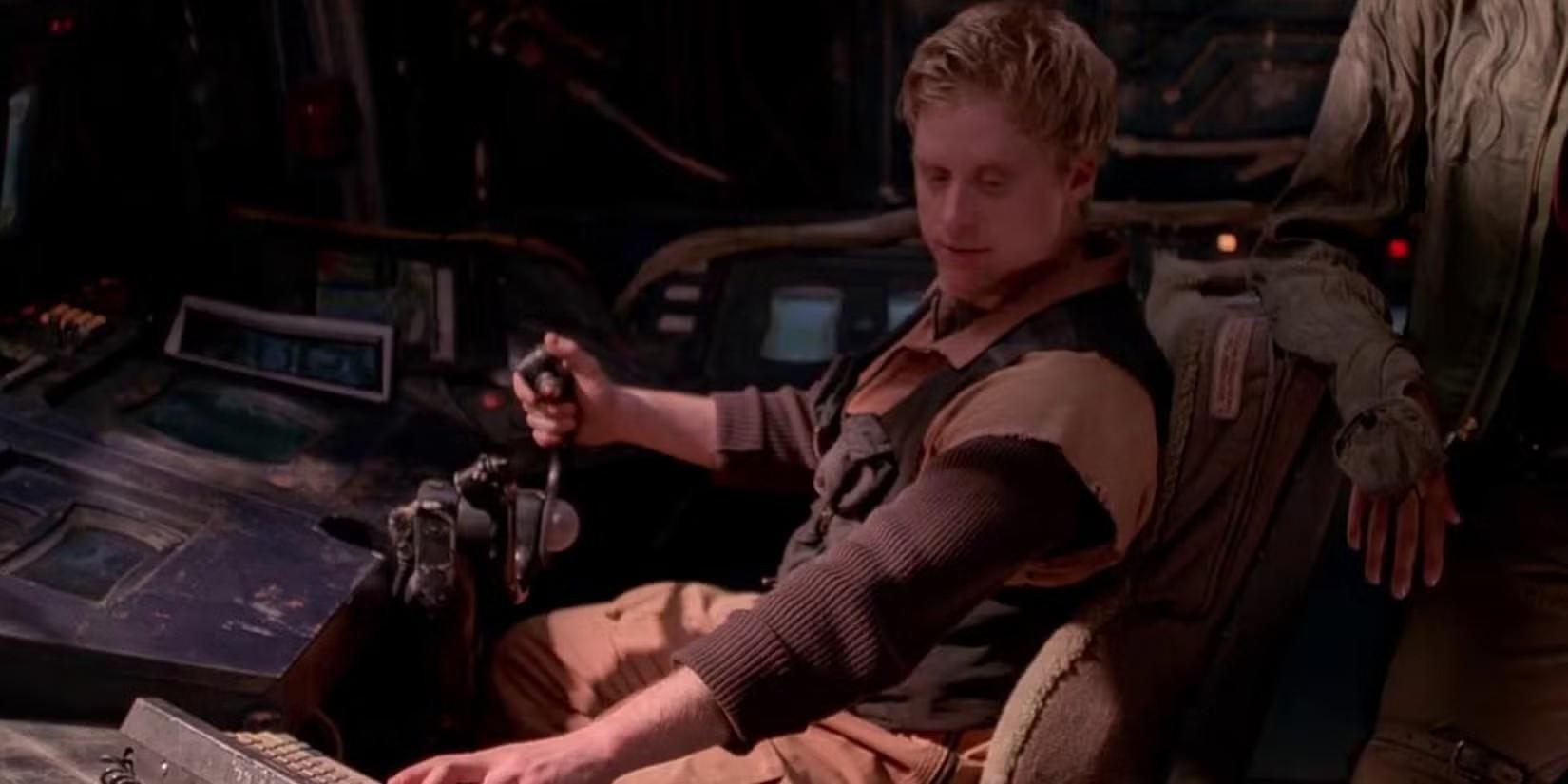 واش در حال خلبانی سفینه در Firefly - سرنوشت Firefly و Serenity
