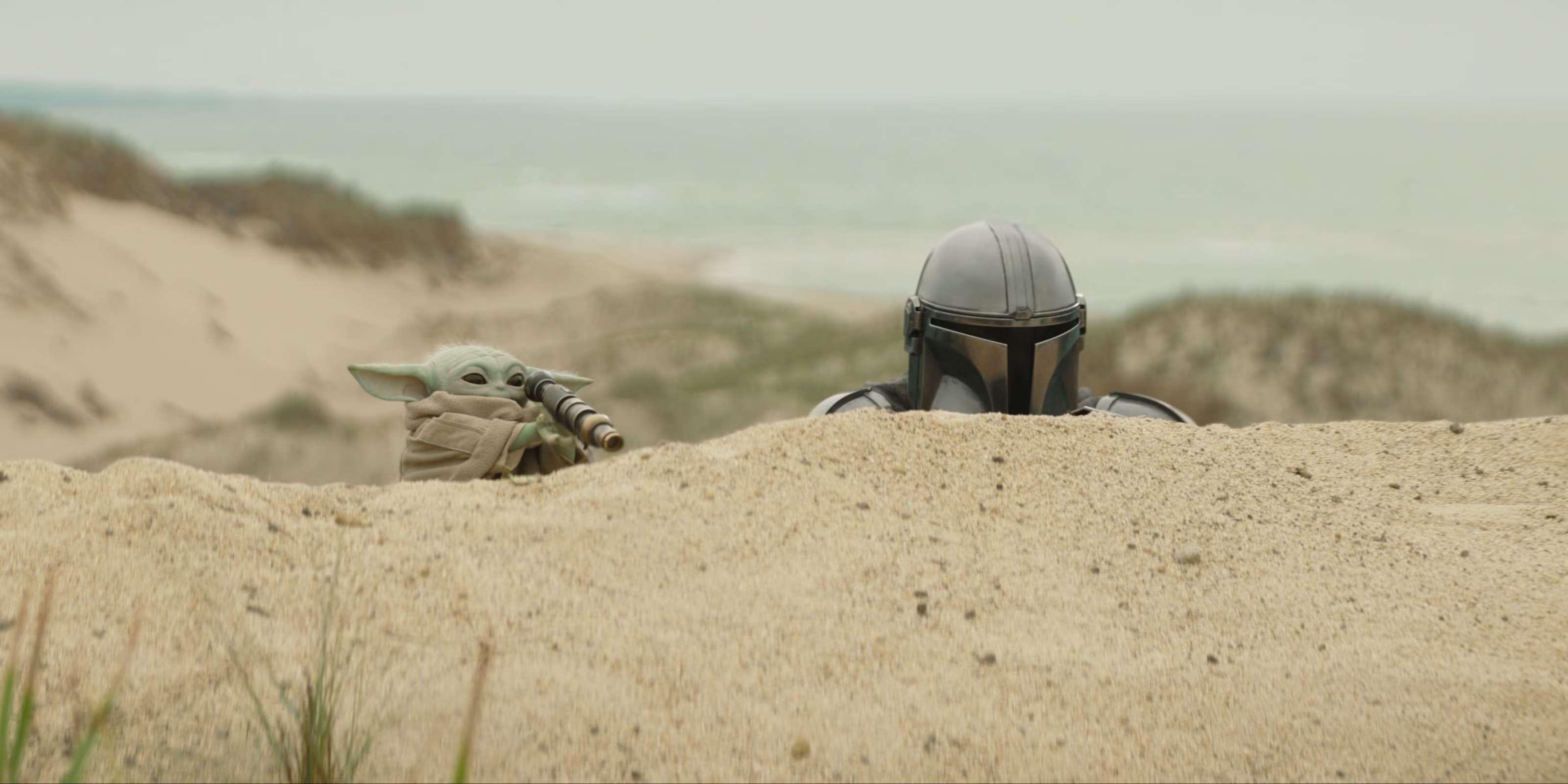 گروگو و دین جارین پشت یک تپه شنی پنهان شده اند در تریلر The Mandalorian and Grogu جبران اشتباهات سه گانه.