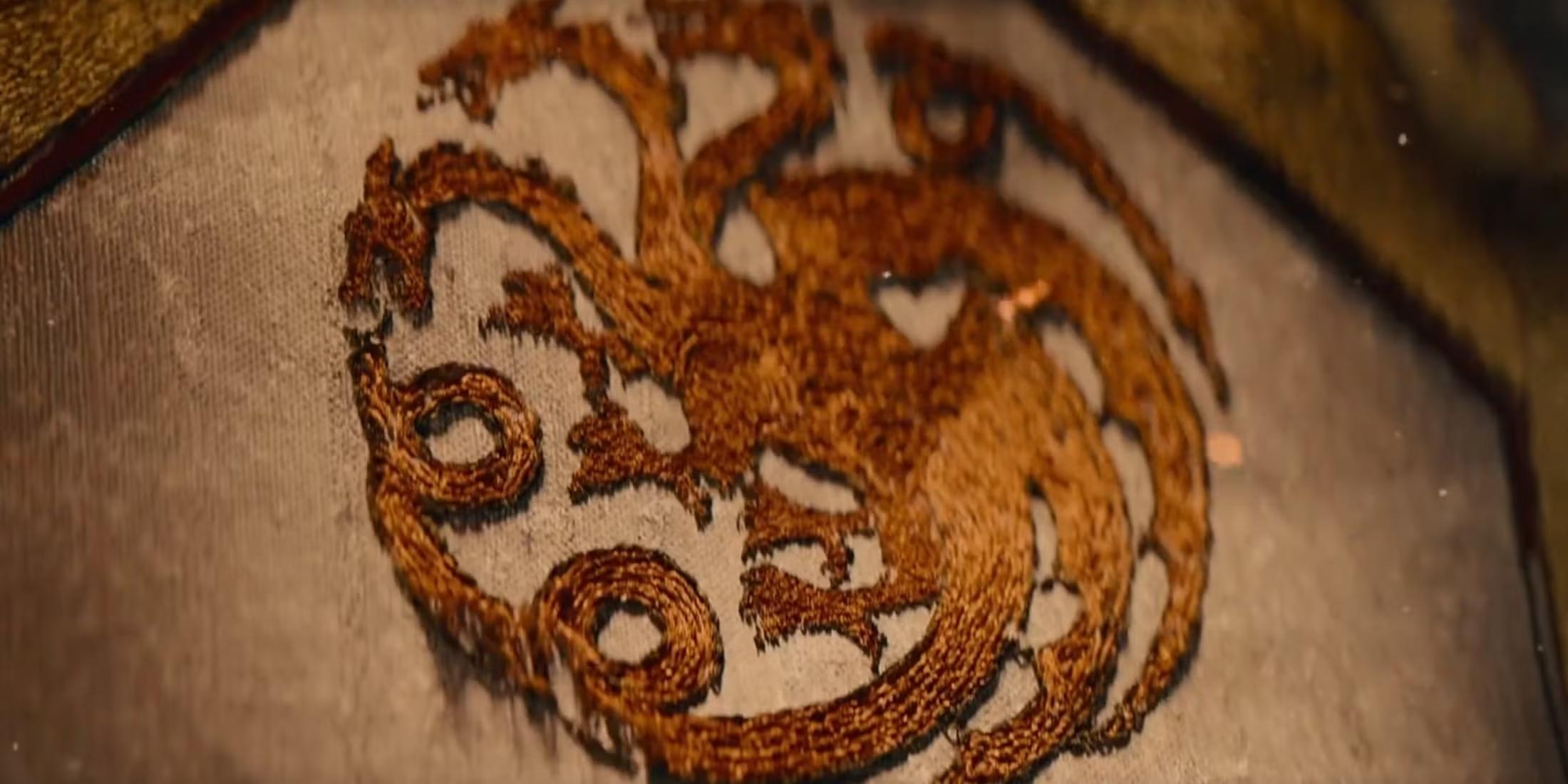 حذف تیتراژ A Knight of the Seven Kingdoms: نشان خاندان تارگرین بافته شده در تابلوی تیتراژ ابتدایی House of the Dragon