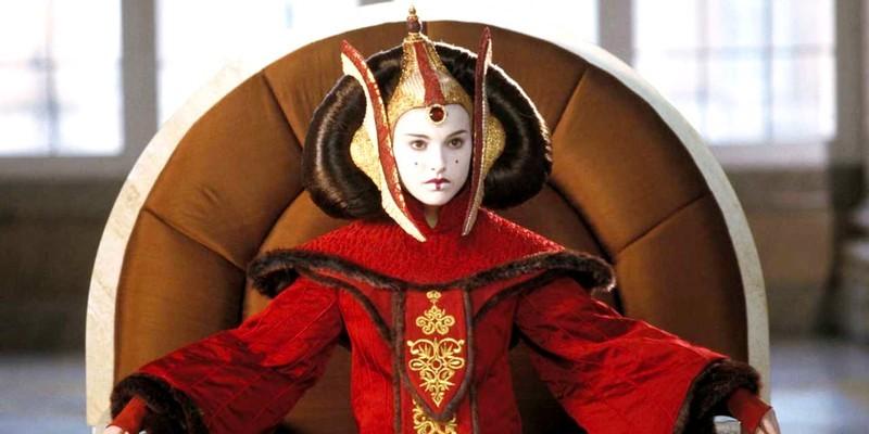 پدمه آمیدالا در نقش ملکه ی نابو در The Phantom Menace و راز آناکین The Phantom Menace