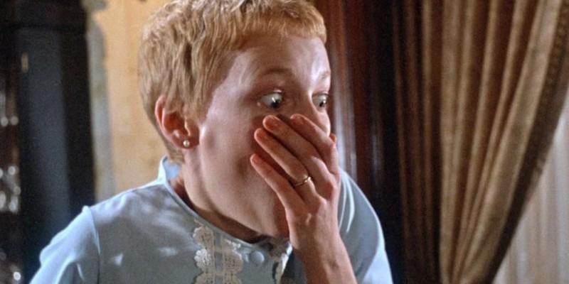 میا فارو در نقش رزماری که در پایان Rosemary's Baby وحشت زده به نظر می رسد | فیلم های شبیه The Hand That Rocks The Cradle