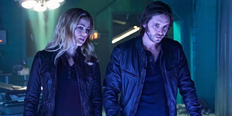 Cassie (Amanda Schull) و Cole (Aaron Stanford) در فینال سریال 12 Monkeys، تماشای یکی از بهترین پایان سریال ها.