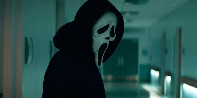 گوست فیس در راهرو بیمارستان در Scream (2022) - بهترین فیلم های ترسناک هالووین