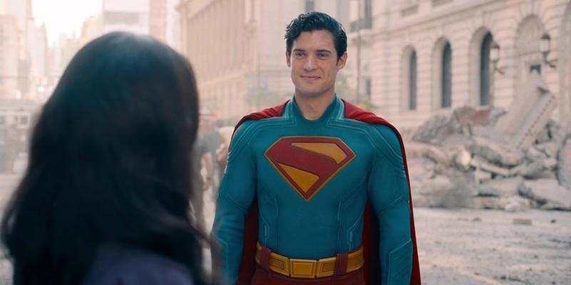 اندام واقعی Superman دیوید کورنسوت در حال لبخند زدن به لوئیز لین (ریچل برازناهان) در Superman (2025) با متروپلیس نیمه ویران در پس زمینه