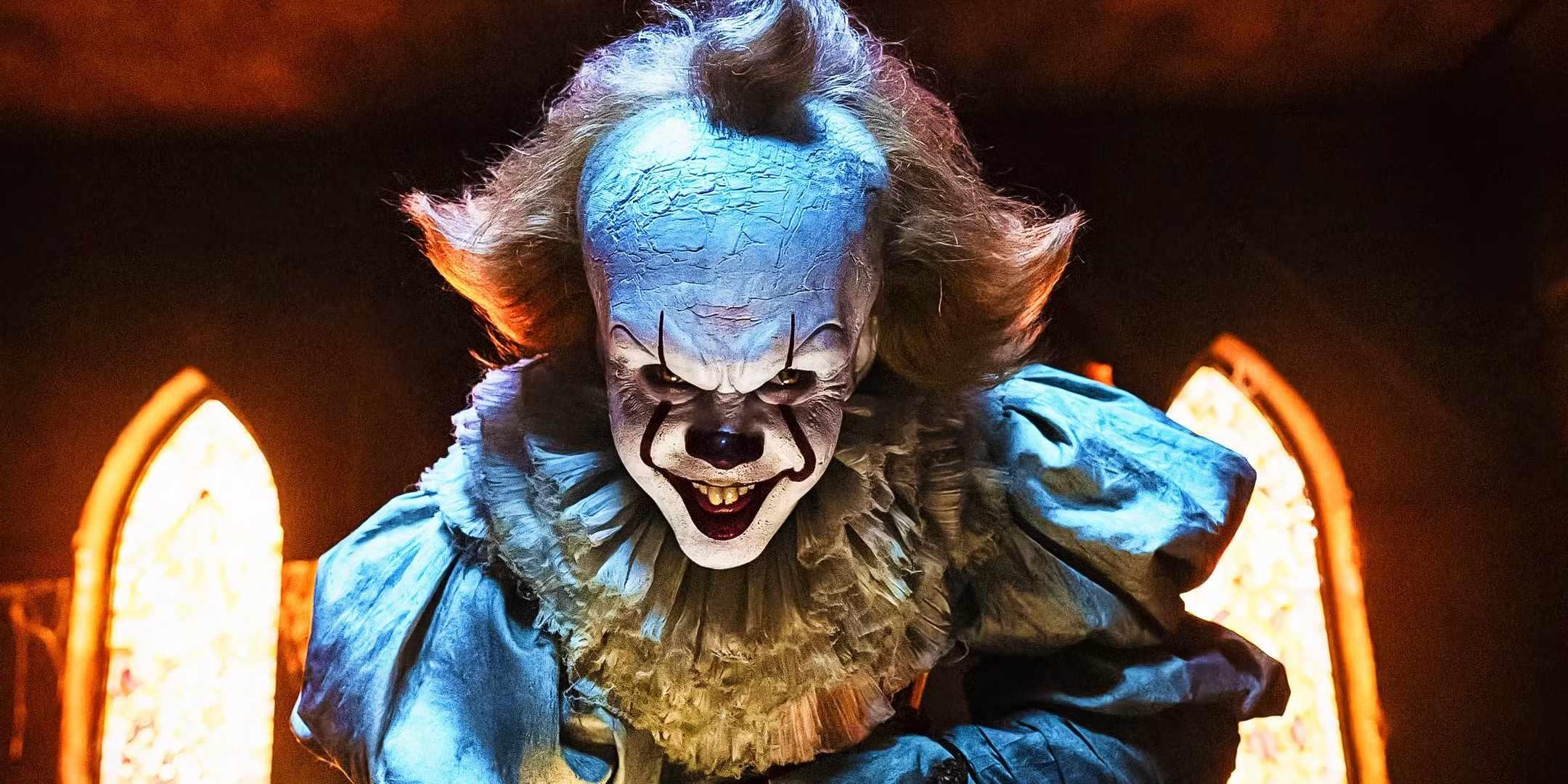 Pennywise در سریال IT: Welcome To Derry در حال لبخند زدن.