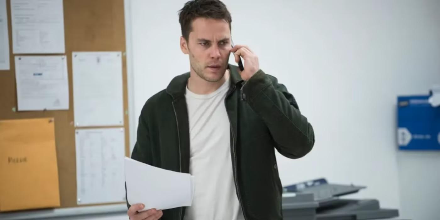 بازی Taylor Kitsch در True Detective - پل وودراف (تیلور کیچ) با تلفن همراه، در حالی که کاغذهایی در دست دارد و نگران در فصل 2 True Detective به نظر می رسد.