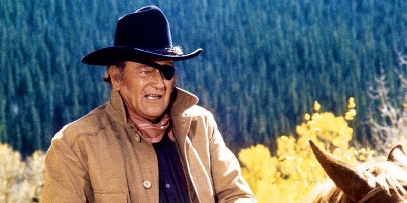 جان وین در نقش روستر کاگبرن سوار بر اسبش در True Grit، یکی از بهترین قهرمانان وسترن