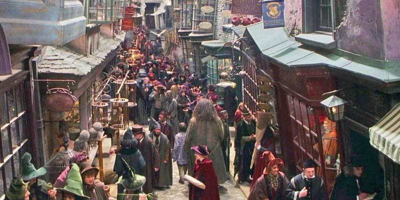 نمایی هوایی از Diagon Alley در فیلم های Harry Potter. مقایسه تغییرات Diagon Alley سریال Harry Potter با فیلم.