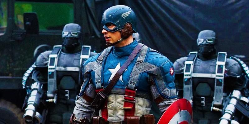 کاپیتان آمریکا توسط سربازان HYDRA در فیلم Captain America: The First Avenger، با یکی از بهترین لباس های کمیک MCU احاطه شده است