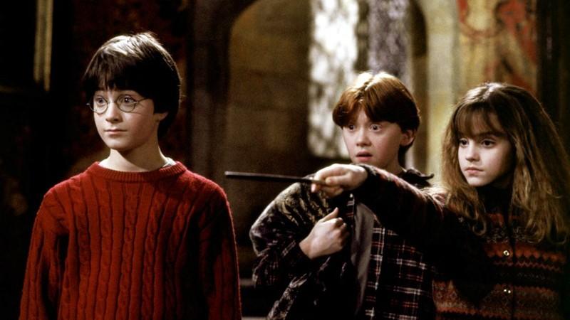 دنیل ردکلیف، روپرت گرینت، و اما واتسون در Harry Potter and the Philosopher&#039;s Stone، یکی از بهترین فیلم های Harry Potter.