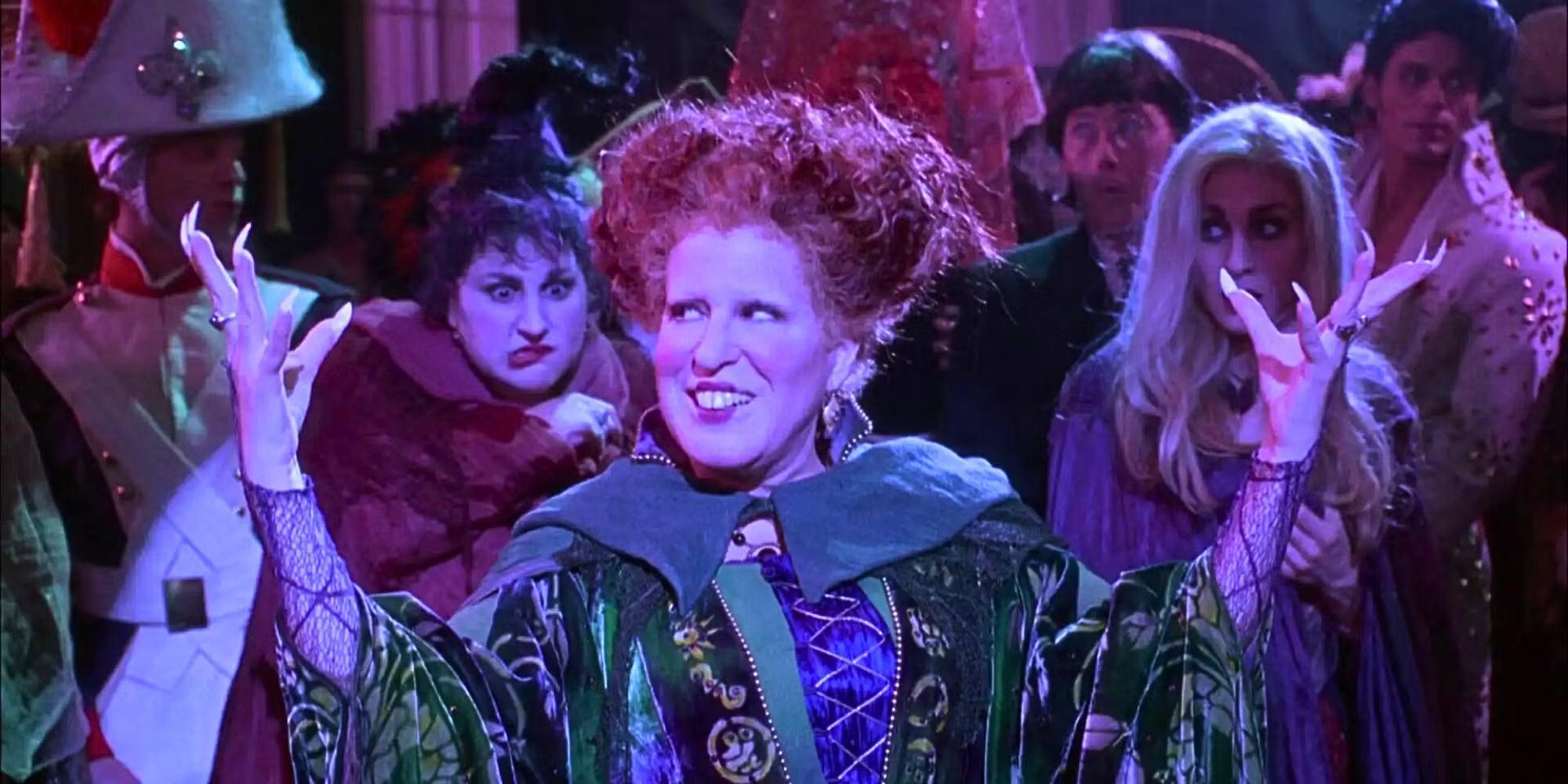 Bette Midler as Winifred posing in front of a large crowd in Hocus Pocus, یکی از برترین فیلم های دیزنی دهه نود