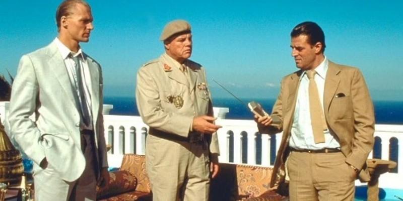 رتبه بندی شرورهای James Bond: گئورگی کوسکوف و برد ویتاکر در حال گفتگو در The Living Daylights