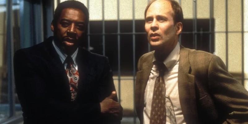 ارنی هادسون و تری کینی در قسمت پایلوت Oz، تماشای یک سریال با شروع و پایان عالی