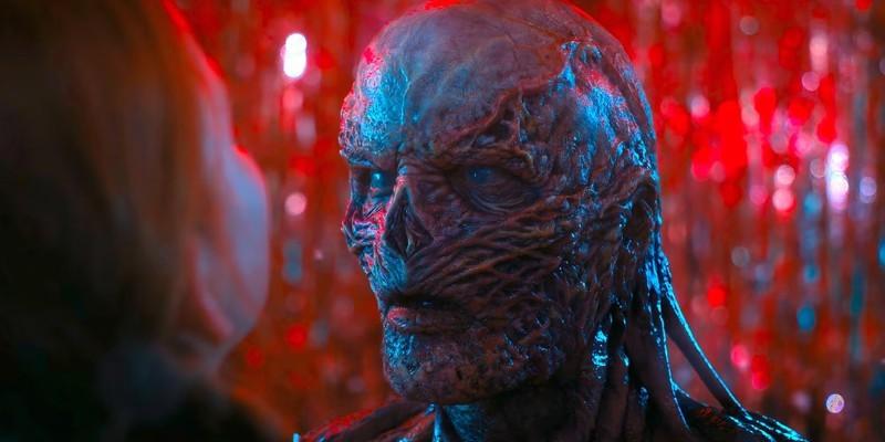 وِکنا در حال صحبت با مکس در فصل چهارم Stranger Things و تهدیدات آن برای اسرار Stranger Things فصل 5