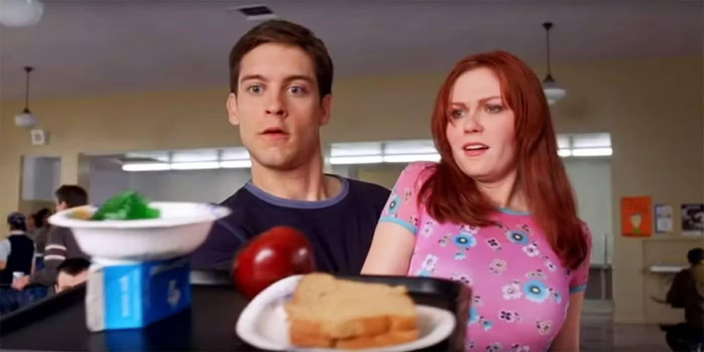 Tobey Maguire as Peter Parker catching food on lunch tray with Kirsten Dunst as Mary Jane in Spider-Man (2002) – چشم انداز Spider-Man 4 Tobey Maguire داستان عالی
