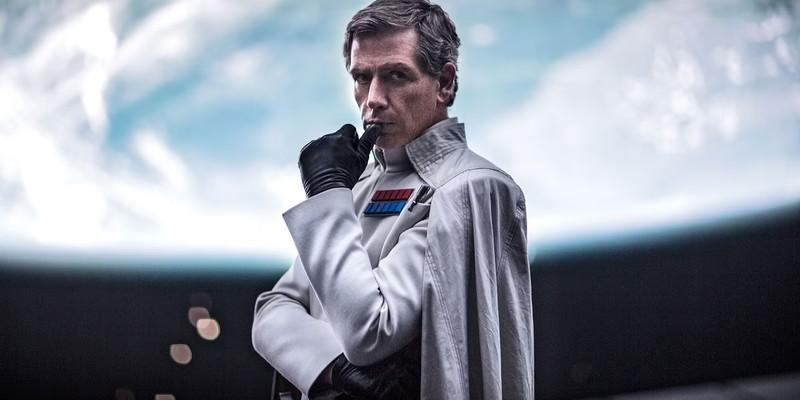 اورسون کرِنیک، از بهترین شروران Star Wars، در Rogue One: A Star Wars Story در مقابل یک سیاره