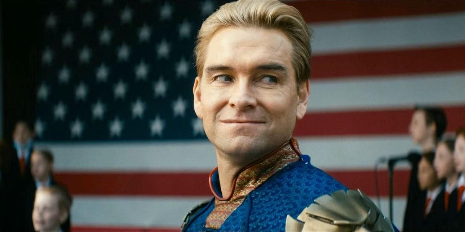 هوم لندر در حال نگاه به کنار در مقابل پرچم آمریکا در The Boys، این سریال ابرقهرمانی برای غیر طرفداران است.