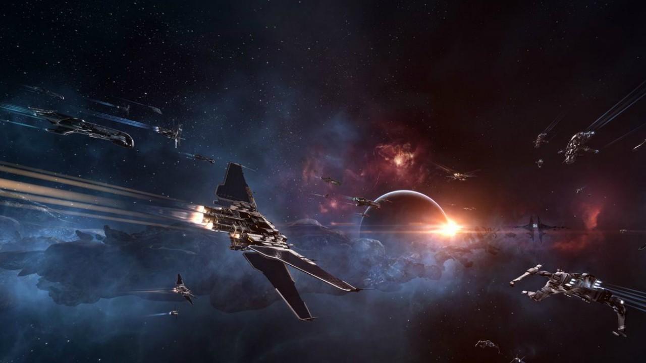 اسکرین شات EVE Online از یک سفینه فضایی که در کهکشانی پرواز می کند، با سیاره ای در دوردست. بهترین بازی های علمی تخیلی.