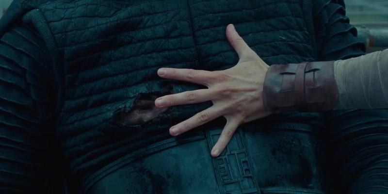 Rey holding her hand over Kylo Ren's wound to heal it, linking to the راز سقوط Anakin Skywalker