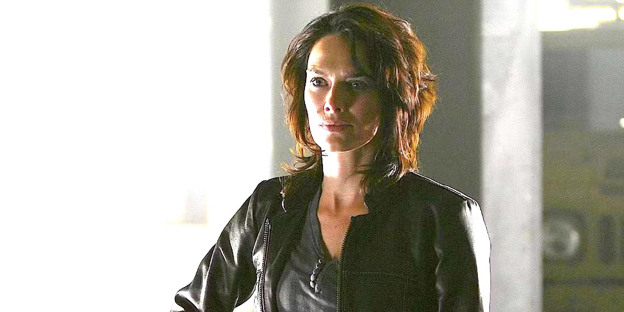 سارا کانر با بازی لینا هیدی در پارکینگ از سریال Terminator The Sarah Connor Chronicles بهترین دنباله به صفحه خیره شده است