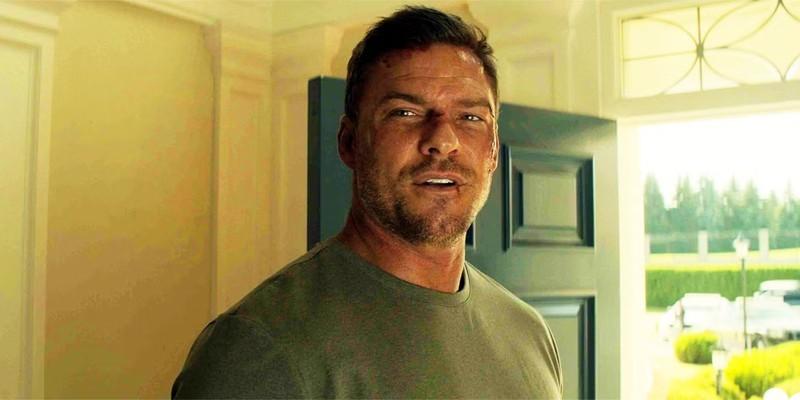 آلن ریچسون در نقش جک ریچر با ظاهری خونین در یکی از قسمت های فصل 3 Reacher. داستان متفاوت Reacher فصل 4