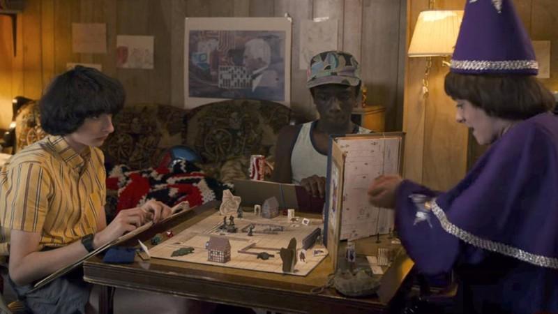 مایک (Mike)، لوکاس (Lucas) و ویل (Will) در حال بازی Dungeons and Dragons در فصل 1 سریال Stranger Things - مرگ شخصیت های محبوب Stranger Things
