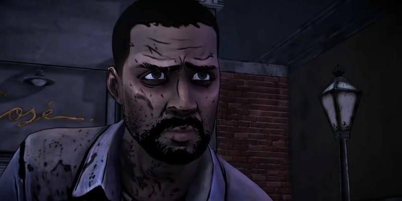 لی نگران در خیابان ها قدم می زند در حالی که تمام پیراهن و گردنش خونی است در The Walking Dead از Telltale، مثالی از Dispatch احیای بازی های قدیمی
