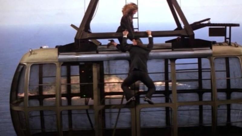 Bond hangs from a cable car in Moonraker, یک صحنه اکشن نجات بخش James Bond