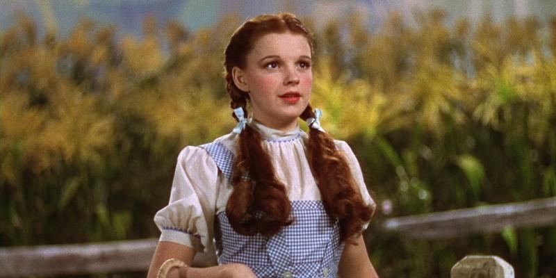 دوروتی در حالی که سبدی در دست دارد، در فیلم The Wizard of Oz پربیننده