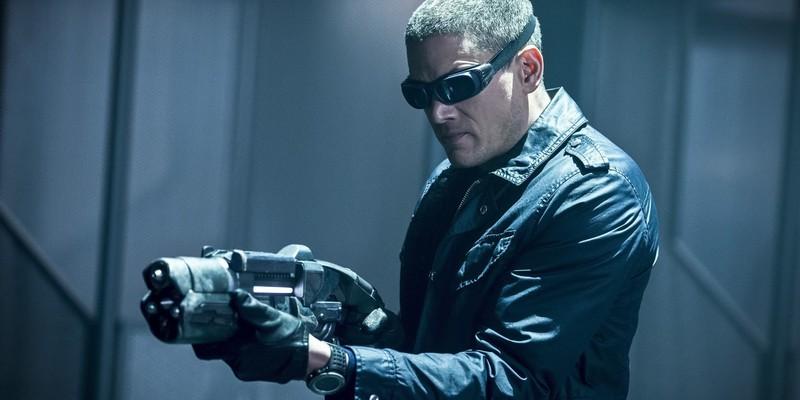 لئونارد اسنارت اسلحه یخی خود را در قسمت Destiny از Legends of Tomorrow بالا نگه داشته است - Arrowverse قسمت های سخت برای تماشا