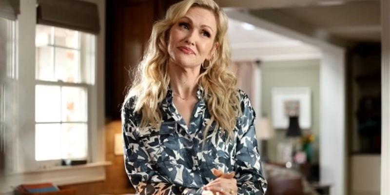 جنا لیون در نقش کورتنی در سریال کمدی Stumble