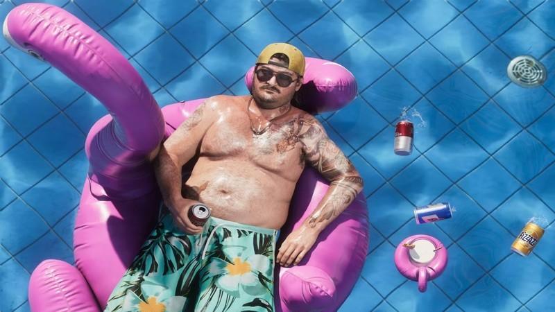 کال همپتون در استخر روی فلامینگوی بادی در تریلر GTA 6. این تصویر به موضوع دلیل تاخیر GTA 6 اشاره دارد.