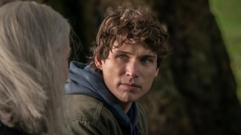 گای در حال نگاه کردن به هلن در قسمت 1 Talamasca: The Secret Order - بررسی قسمت چهارم Talamasca: The Secret Order