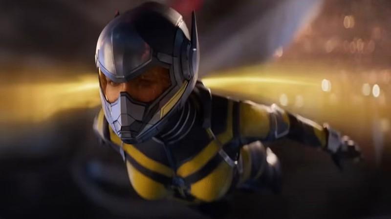 هوپ ون داین با لباس خود در Ant-Man and the Wasp Quantumania پرواز می کند - قهرمانان هدررفته Marvel