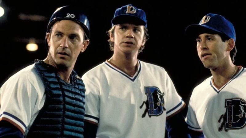 سه بازیکن در فیلم Bull Durham، از فیلم های غیر وسترن کوین کاستنر، در حین صحبت در بازدید از تپه تماشا می کنند.