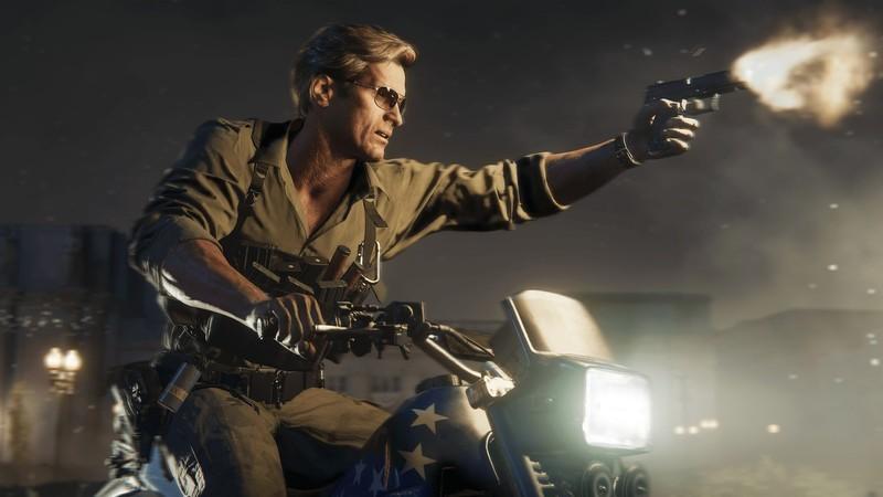 بازی Black Ops به ترتیب: مردی سوار بر موتورسیکلت که در طول Black Ops 6 شلیک می کند.