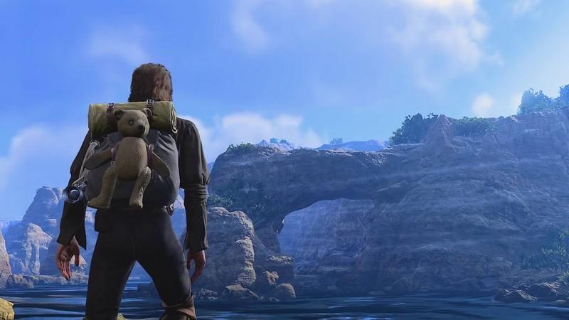 گیل (Gale) از Baldur's Gate 3 در حالی که کوله پشتی ای با یک خرس عروسکی به پشت دارد. Baldur's Gate 3 مود عروسک را نشان می دهد.