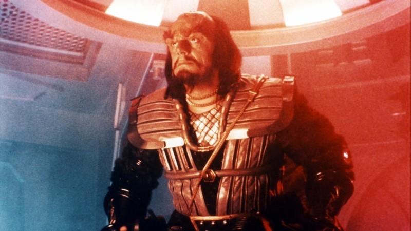 فرمانده کروگ در صندلی کاپیتانی در Star Trek III: The Search for Spock به جلو خم شده است. تاثیر Christopher Lloyd بر Klingon در این تصویر مشهود است.