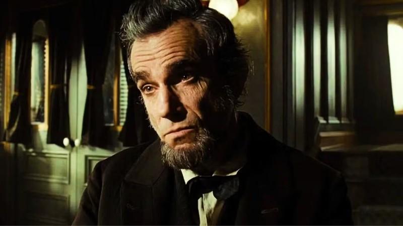 Daniel Day-Lewis as Abraham Lincoln staring intensely at someone in Lincoln – بهترین فیلم های Steven Spielberg در هر دهه