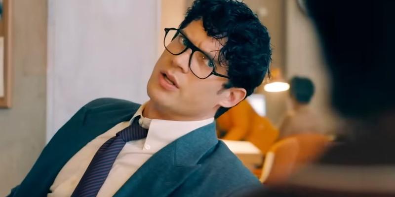 دیوید کورنسوِت در نقش کلارک کنت، یادآور نقش پررنگ دیلی پلنت در DC Crime