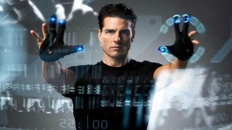 Tom Cruise using PreCrime tech in Minority Report – بهترین فیلم های Steven Spielberg در هر دهه