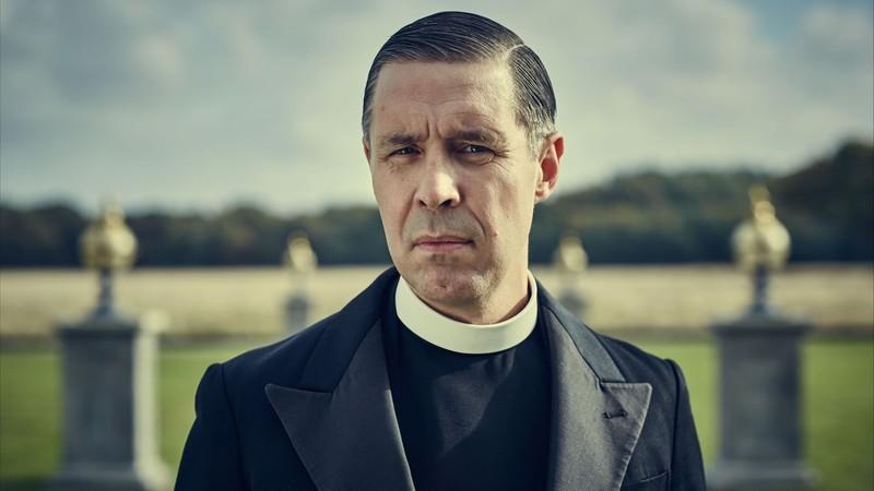 پدر جان هیوز (پَدی کانسیداین) در فصل 3 Peaky Blinders عصبانی به نظر می رسد. بهترین سریال تریلر طولانی