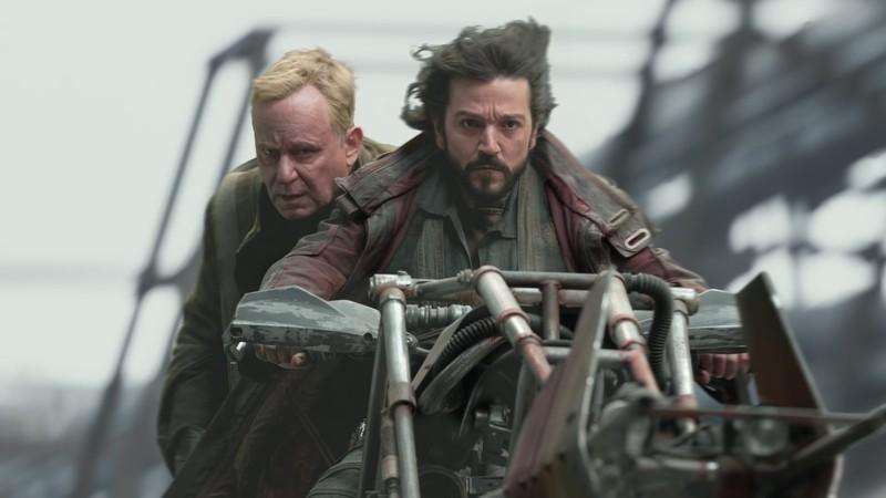 Foundation بهتر از Star Wars: کسیان آندور و لوتن رائل در حال سوار شدن بر یک اسپیدربایک در Andor