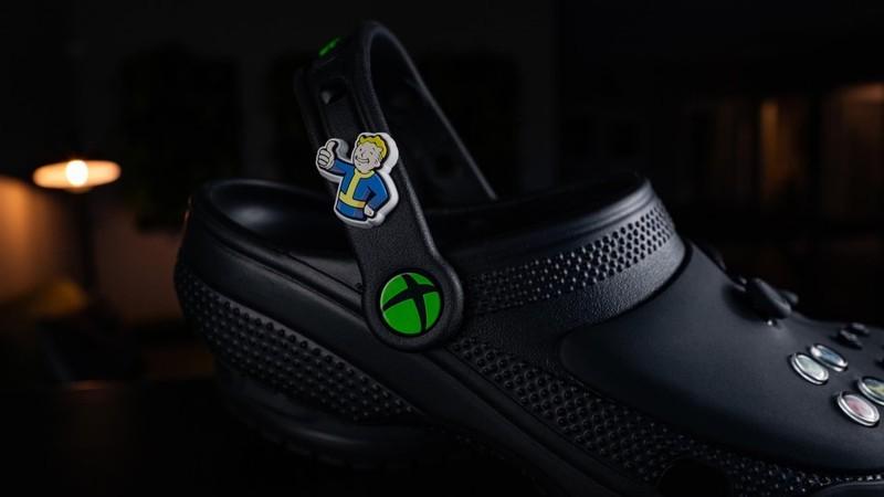 کراکس طرح دسته Xbox: جاذب Vault Boy از Fallout روی یک Crocs ایکس باکس.