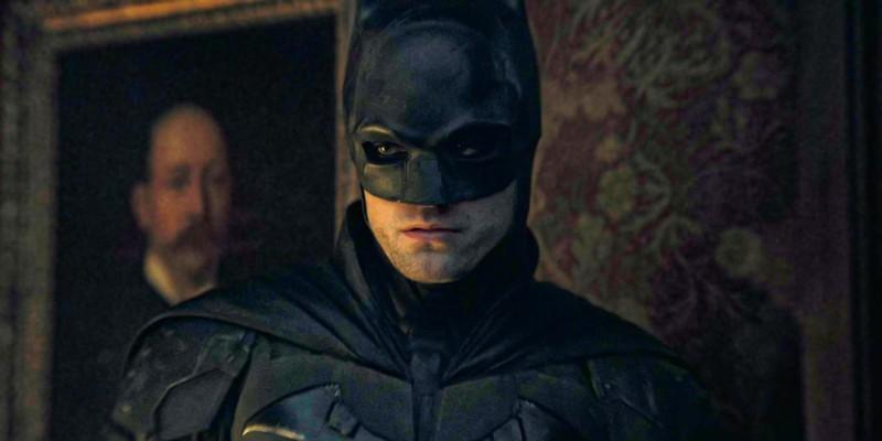 بتمن رابرت پتینسون در The Batman با تردید به چیزی نگاه می کند - تحلیل فیلم The Batman