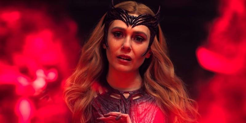 الیزابت اولسن در نقش واندا/Scarlet Witch در حال نگاه غمگین به کره های جهان های موازی در Doctor Strange in the Multiverse of Madness قهرمانان مورد انتظار Avengers: Doomsday