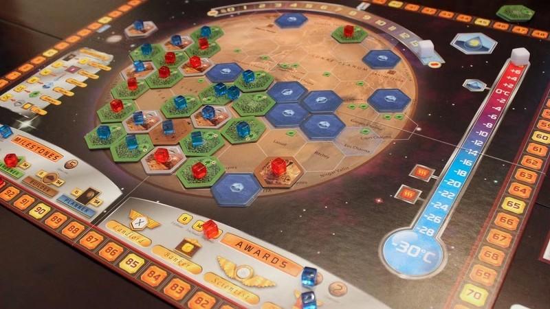 نگهداری بازی رومیزی: Terraforming Mars در حال بازی.